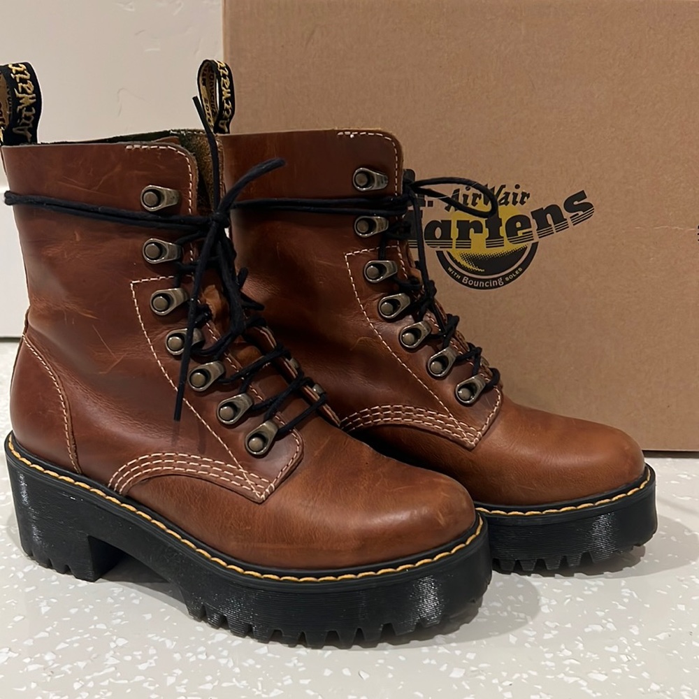 Dr. Martens Leona